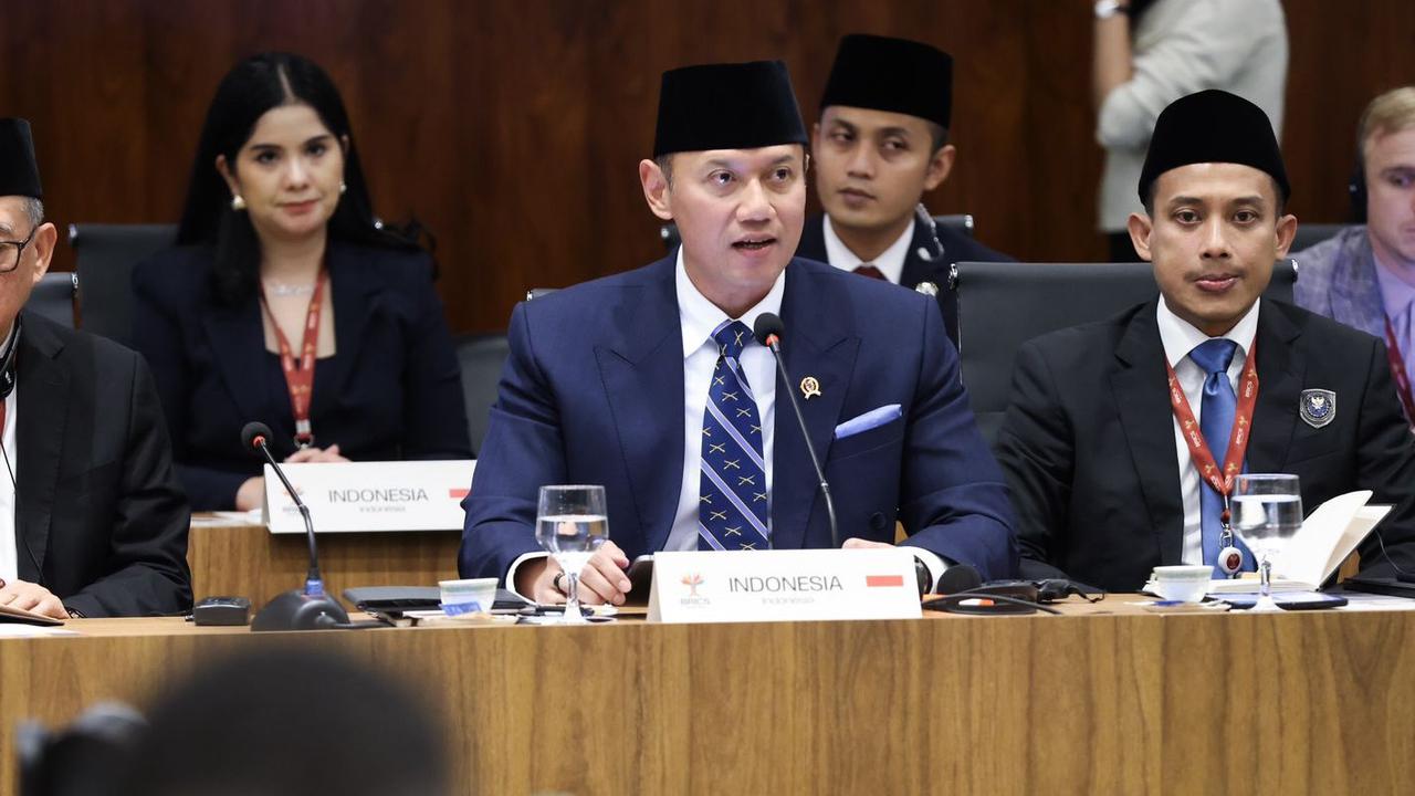 Penampilan Necis AHY Ditemani Istri Santai di Tepi Pantai Sambil Jajan di Warung Kopi Pacitan