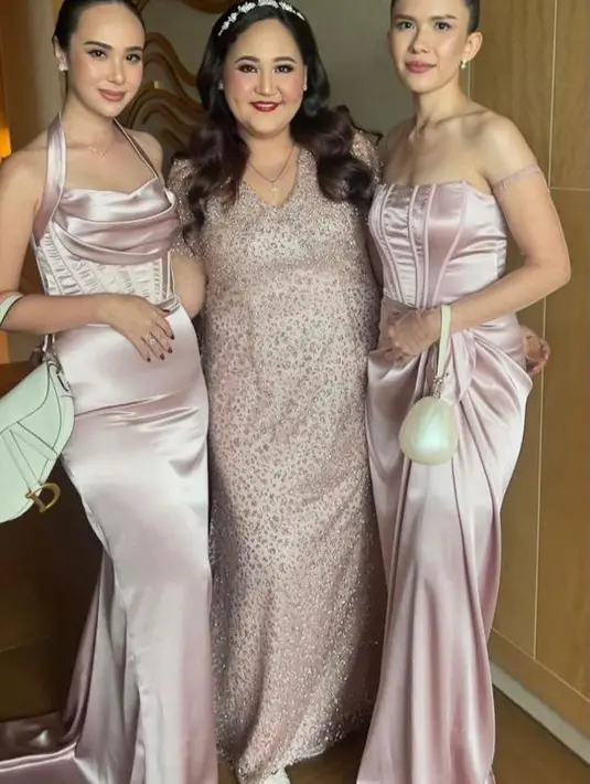 Pamela Bowie dan Michelle Joan tampil cantik jadi bridesmaid, mengenakan gaun nuansa rose gold. [Foto: IG/michellejoan_]