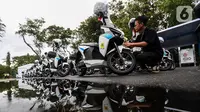 Sederet sepeda motor listrik sedang dibersihkan untuk persiapan Parade Konversi Sepeda Motor BBM Ke Listrik di Nusa Dua, Bali, Kamis (1/9/2022). Parade motor listrik tersebut adalah rangkaian memperkuat pelaksanaan G20 dalam transisi energi berkelanjutan. (Liputan6.com/Johan Tallo)