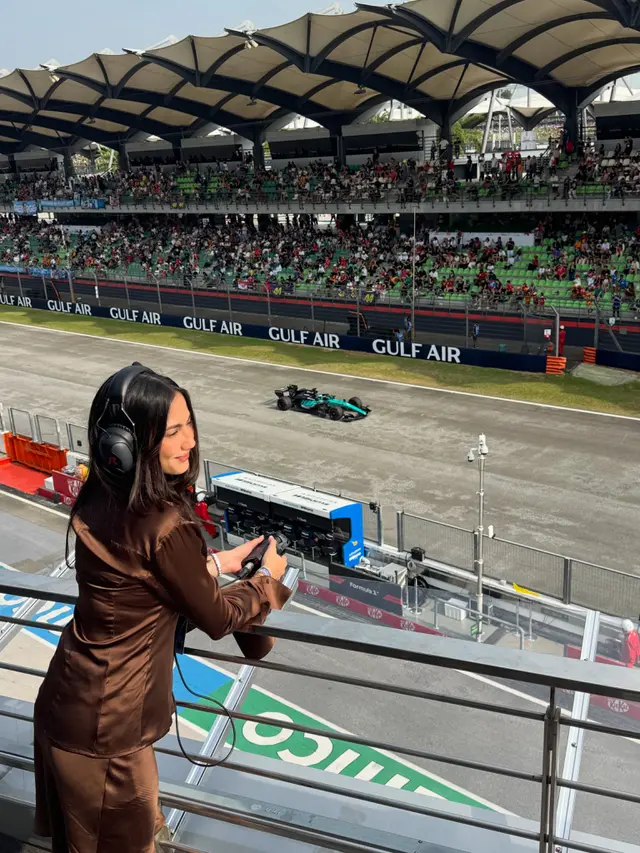 Pesona Quiet Luxury Pevita Pearce Nonton Bahrain Grand Prix, Padukan Setelan Satin dan Tas Fendi Rp109jutaan