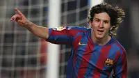 Lionel Messi pernah masuk nominasi penghargaan Ballon d'Or tahun 2006 ketika dirinya berumur 19 tahun 157 hari. Messi mampu tampil apik dan membantu Barcelona meraih gelar La Liga dan Liga Champions pada musim 2005/2006. Ia berhasil menempati urutan ke-12 saat itu. (Foto: AFP/Lluis Gene)
