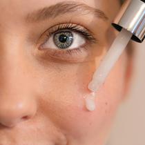 Gunakan essence pagi dan malam hari untuk membantu menjaga kelembapan dan kecerahan kulit. (Sumber: Pexels).