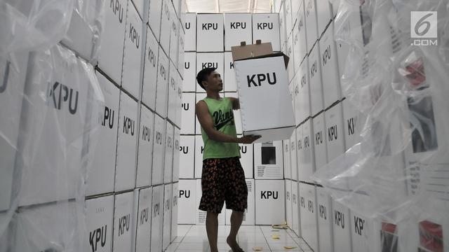 Perakitan Kotak Suara di Gudang KPUD Bekasi