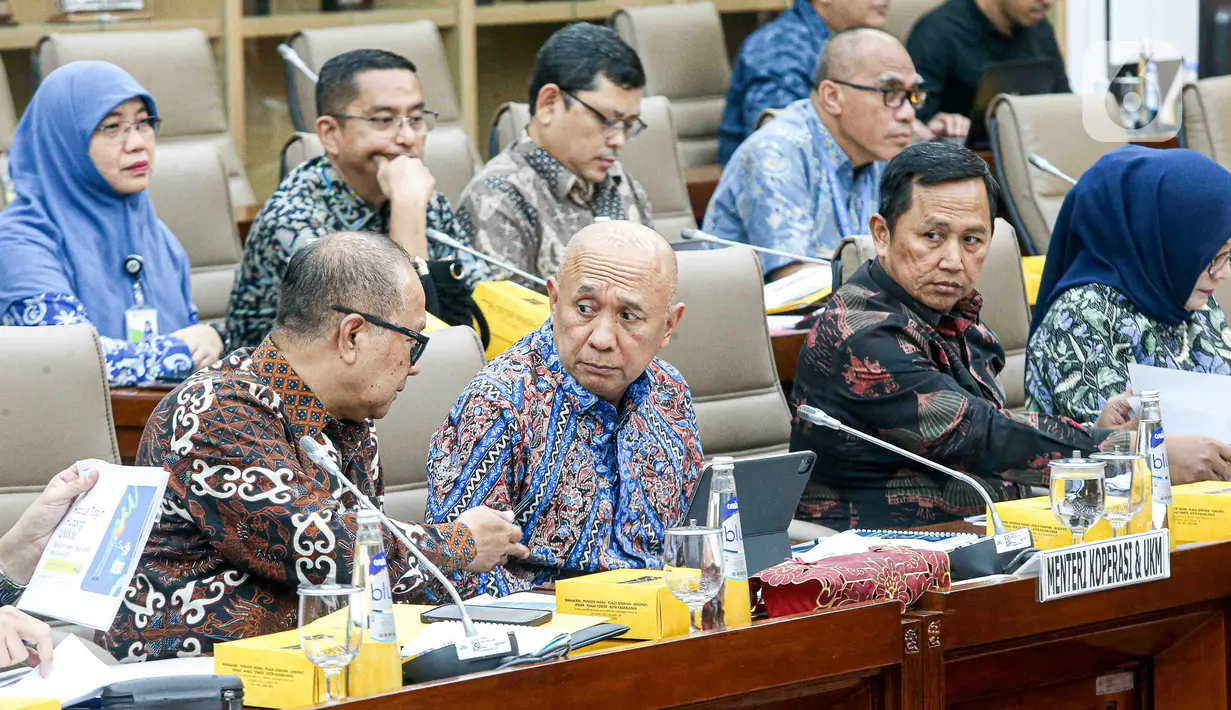 Menteri Koperasi dan UMKM Teten Masduki mengikuti rapat kerja bersama Komisi VI DPR di Kompleks Parlemen, Senayan, Jakarta, Kamis (23/11/2023). (Liputan6.com/Faizal Fanani)