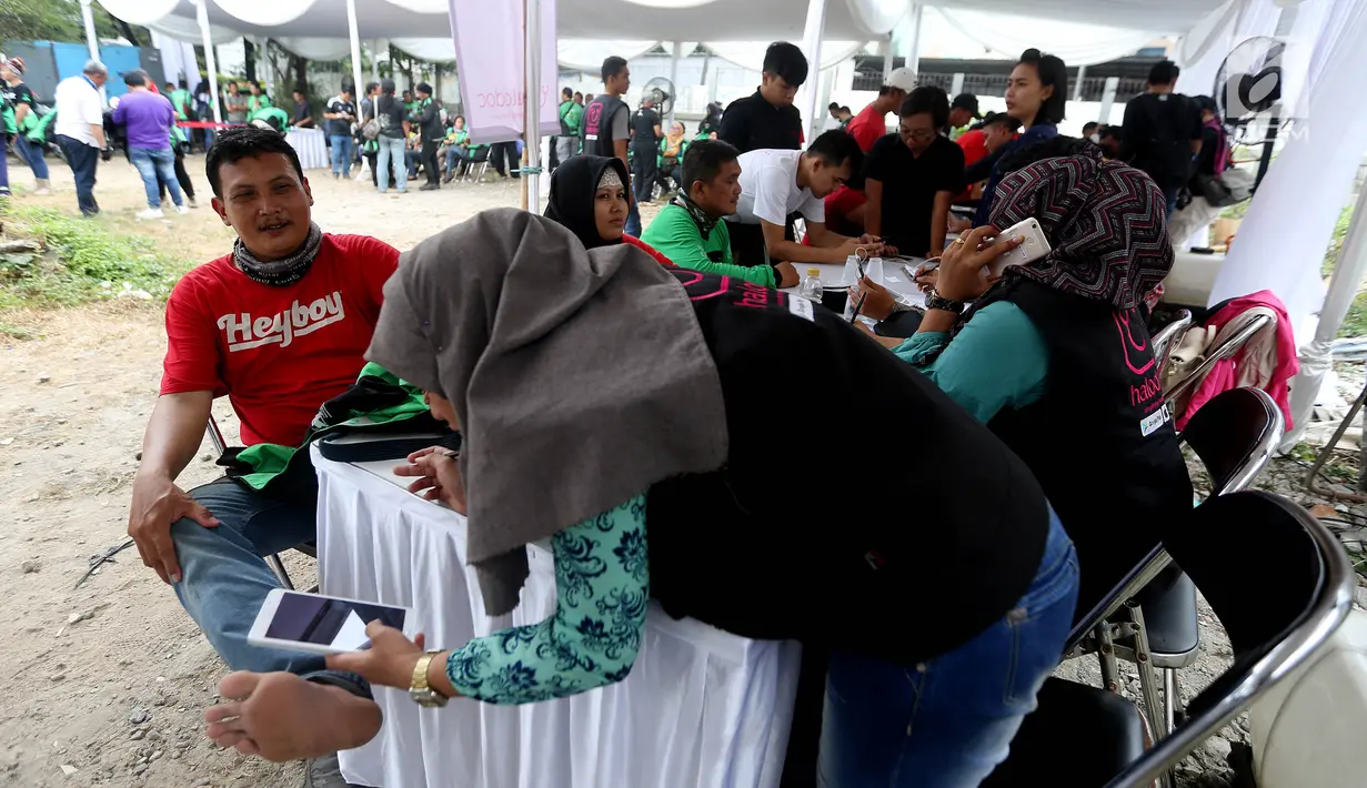 Petugas memeriksa peserta pengobatan gratis di Jakarta, Rabu (06/09). Program pemeriksaan untuk 1.000 orang driver ojek online ini merupakan bagian dari kampanye Indonesia sehat yang dilakukan oleh halodoc. (Liputan6.com/Johan Tallo)