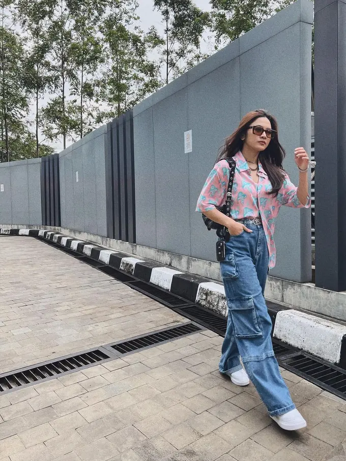 8 Mix and Match Baju Longgar Tapi Stylish dari Mahalini Raharja, Yuki Kato, dan Ayu Ting-Ting
