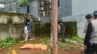 Seorang wanita tanpa idenitas ditemukan tewas di lahan kosong belakang sebuah gedung di Jalan H. Tutty Alawiyah, Pejaten Barat, Pasar Minggu, Jakarta Selatan, Kamis (2/10/2025). (Foto: Istimewa).