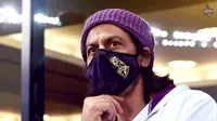Shah Rukh Khan mencuri perhatian saat menonton IPL di Dubai, Uni Emirat Arab. Ia tampil dengan rambut panjang (Dok.Instagram/@kkriders/https://www.instagram.com/p/CFxP8khl5p9/Komarudin)