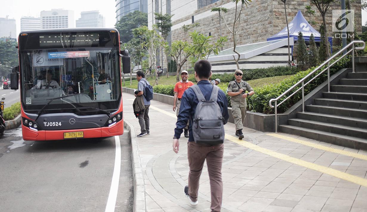 Bus Metrotrans menunggu penumpang di kawasan integrasi transportasi Dukuh Atas, Selasa (30/4/2019). Kawasan Terintegrasi Dukuh Atas  menghubungkan empat transportasi umum di DKI Jakarta, yaitu Transjakarta, MRT, KRL, LRT, dan Kereta Bandara. (Liputan6.com/Faizal Fanani)
