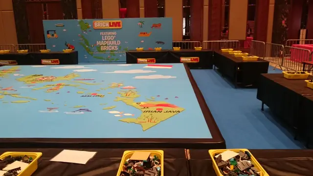 Bermain lego saat liburan