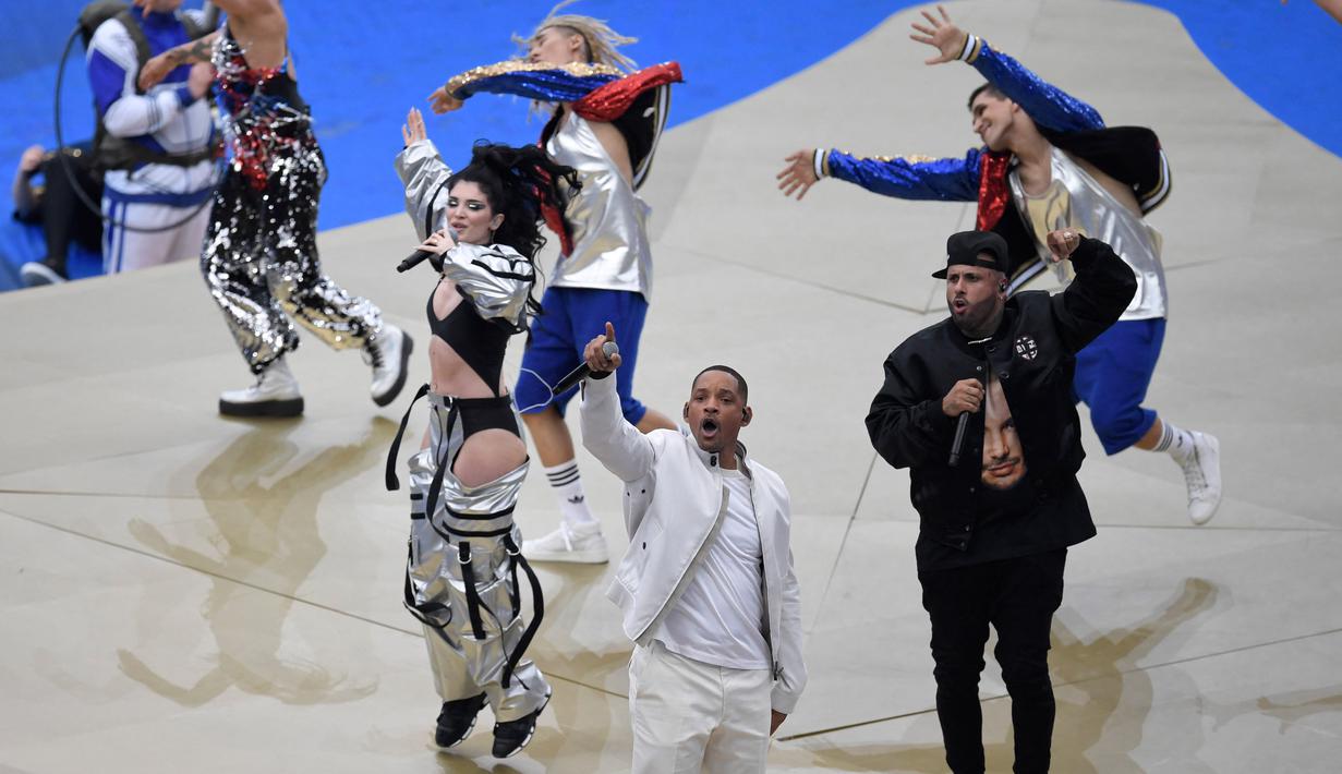 Aktor yang juga penyanyi Will Smith bekerja sama dengan sesama artis lainnya, Nicky Jam dan Era Istrefi, untuk menyanyikan lagu resmi Piala Dunia 2018 di Rusia dengan judul Live it Up. (AFP/Gabriel Bouys)