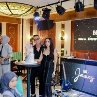 Ussy Sulistyawati mendapat kejutan ulang tahun dari suami, keluarga, dan kerabat terdekatnya. [@andhiiikapratama]