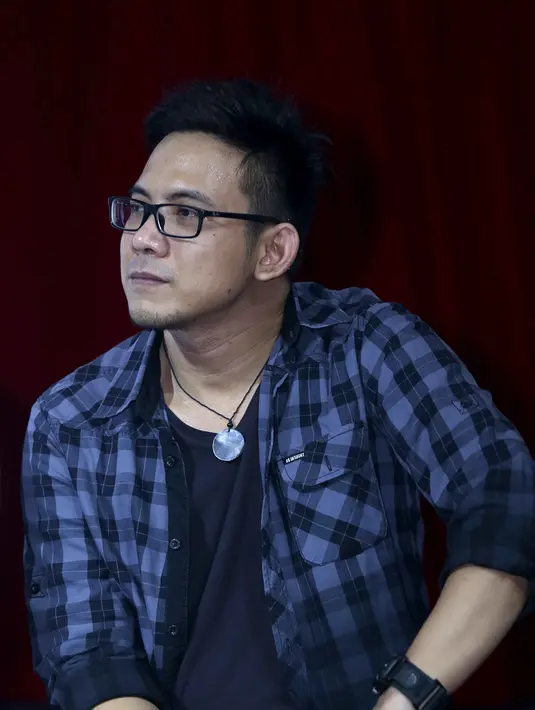 "Kondisi sekarang dibilang ga dipikirin juga ga mungkin, tapi masih semangat buat kerja juga, masih sehat juga, biar gimanapun harus bisa profesional kerja juga," terangnya. (Nurwahyunan/Bintang.com)