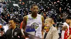 Pebasket Pelita Jaya, Chester Giles, menerima trofi MVP pada laga IBL All Star di Britama Arena, Jakarta, Minggu (7/1/2018). Dirinya menjadi MVP IBL All Star setelah menorehkan 40 poin dan 10 rebound. (Bola.com/M Iqbal Ichsan)