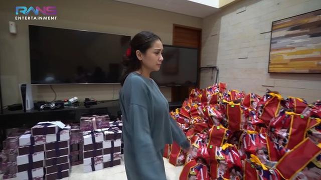 7 Potret Nagita Slavina Bagi-bagi Hampers ke Karyawan, Ada yang Dapat iPhone 12