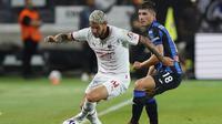Pemain AC Milan Theo Hernandez, kiri, dan pemain Atalanta Ruslan Malinovskyi berebut bola dalam pertandingan sepak bola Serie A Italia antara Atalanta dan AC Milan di Stadion Gewiss, Bergamo, Italia, Minggu, 28 Agustus 2019. 21, 2022. (Spada/LaPresse via AP)