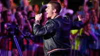 Nick Jonas Manggung, Priyanka Chopra Menonton dengan Penuh Cinta