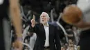Gaya pelatih San Antonio Spurs, Gregg Popovich memberikan arahan kepada timnya saat melawan Sacramento Kings pada laga NBA basketball game di A&T Center, San Antonio, (9/4/2018). Spurs menang 98-85. (AP/Eric Gay)