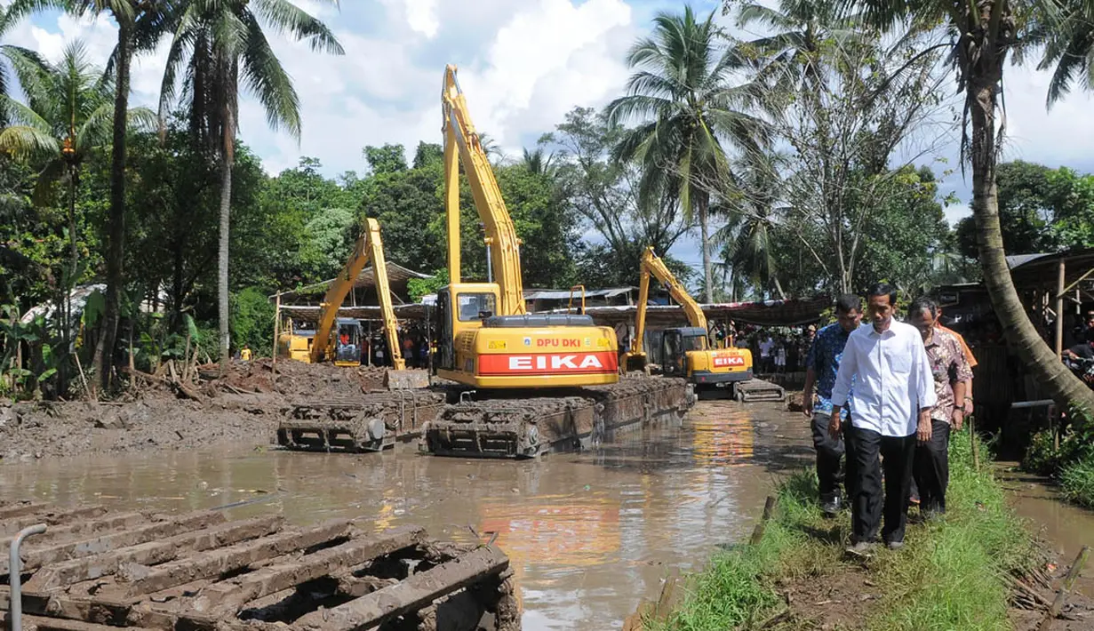 Gubernur DKI Jakarta Joko Widodo meninjau pengerjaan Waduk Brigif yang terletak di Jalan Aselih, Jagakarsa, Jakarta, Kamis (24/4/14). (Liputan6.com/Herman Zakharia)