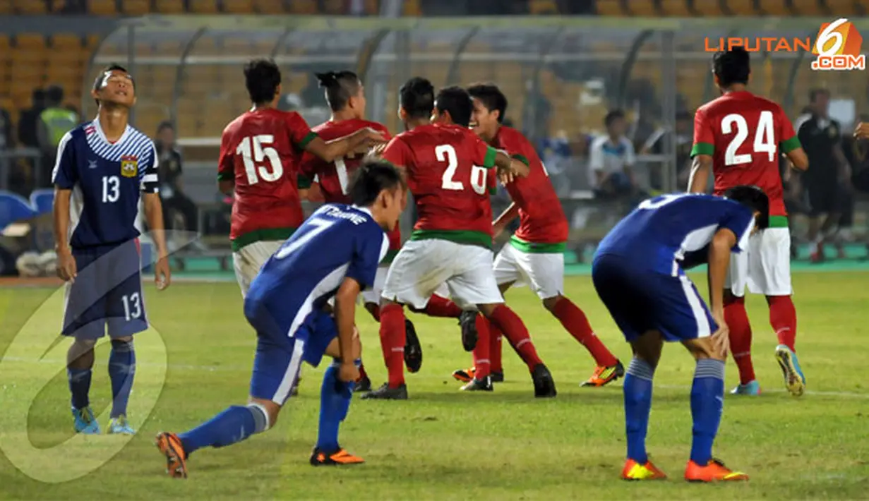 Pemain timnas Indonesia U19 melakukan selebrasi usai Paulo Oktavianus Sitanggang menjebol gawang Laos pada pertandingan yang digelar di Stadion GBK Jakarta (Liputan6.com/Helmi Fithriansyah)