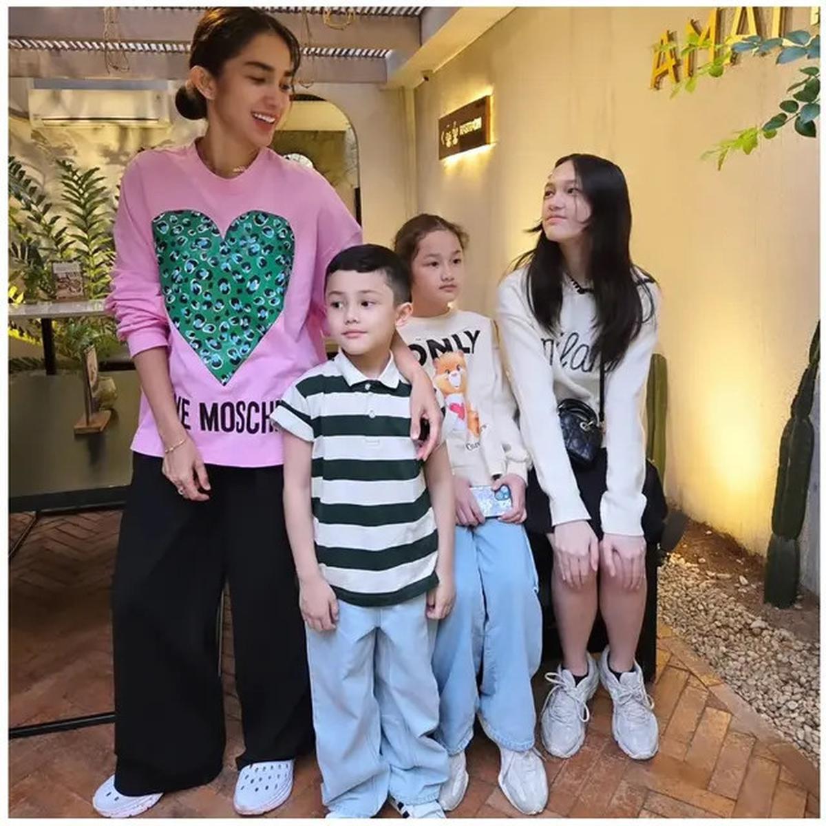 6 Potret Quality Time Ussy dan Sheva, Putri Bungsu Kian Cantik di Usia 8 Tahun