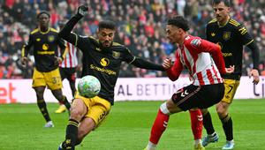 Bek Manchester United, Noussair Mazraoui, menghalau bola tembakan dari gelandang Sunderland, Chemsdine Talbi, dalam laga pekan 36 Premier League 2025/2026 di Stadium of Light, Sabtu (9/5/2026). (ANDY BUCHANAN / AFP)