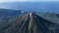 Gunung Ebulobo terletak di bagian selatan dari Kabupaten Nagekeo di Pulau Flores NTT. (Dok: Instagram @puturandy)