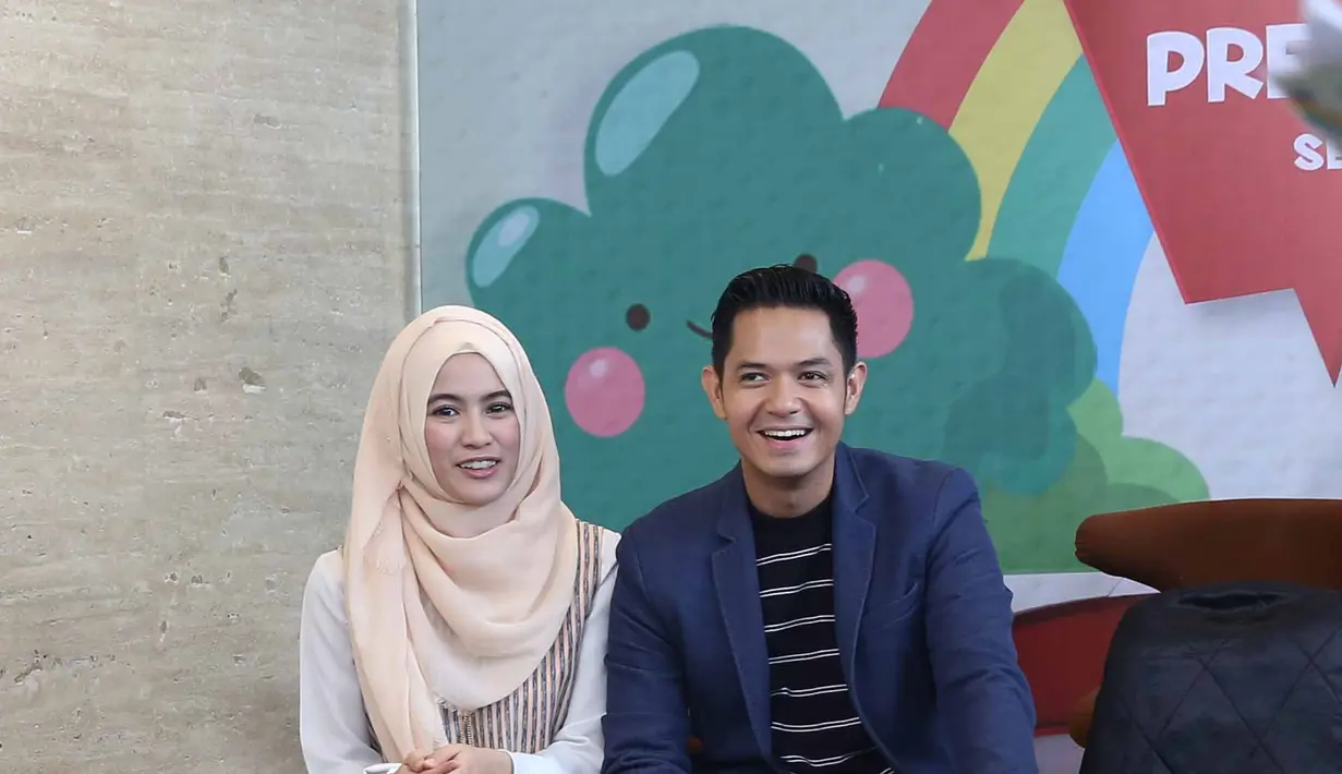 "Marah hampir nggak, kita sadar nggak boleh marah sama anak," ucap Dude Harlino saat ditemui di kawasan Kebon Jeruk, Jakarta Barat, Selasa (13/12/2016). (Nurwahyunan/Bintang.com)