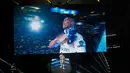 Cristiano Ronaldo memegang bendera Portugal saat  merayakan keberhasilan Real Madrid raih gelar ke-12 Liga Champions di Stadion Santiago Bernabeu, Madrid (4/6). Real Madrid menjadi juara usai mengalahkan Juventus 4-1. (AP Photo / Francisco Seco)