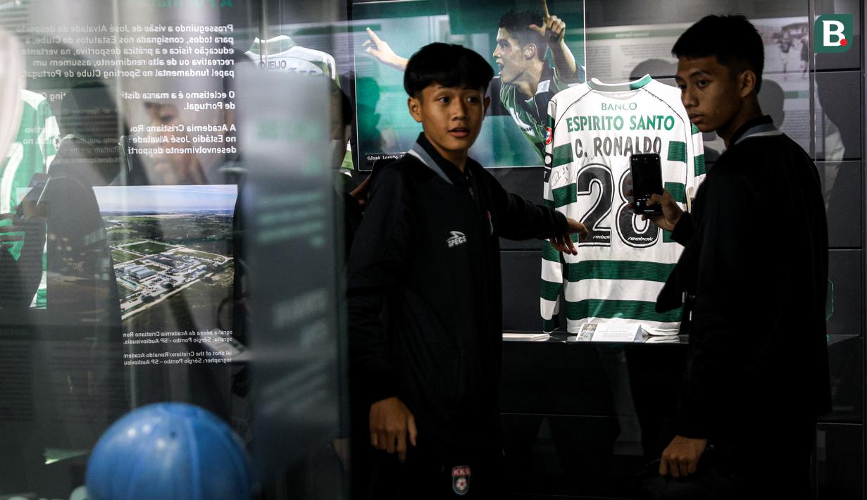 Salah satu bagian yang menarik dari tur di stadion-stadion Eropa adalah berkunjung ke museum. Tempat yang menjadi bukti sejarah dan eksistensi dari sebuah klub tersebut. Pengalaman itu dirasakan Bola.com saat mengunjungi Stadion Jose Alvalade, markas klub Sporting CP, di Lisbon, Portugal. (Bola.com/Bagaskara Lazuardi)