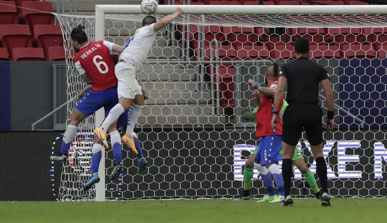 Penyerang Paraguay, Braian Samudio saat memasukan bola ke gawang Chile pada pertandingan lanjutan Grup A Copa America 2021 di Stadion Nacional Mane Garrincha, Brasilia, Jumat (25/6/2021) pagi WIB. Paraguay menang atas Chile dengan skor 2-0. (AP Photo/Eraldo Peres)