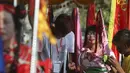 Seorang umat Tionghoa saat mengikuti rangkaian acara Hei Neak Ta atau parade roh untuk memperingati Cap Go Meh, Kamboja, (21/2). (REUTERS/Samrang Pring)