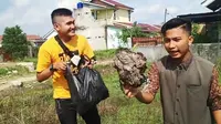 Youtuber Palembang Edo Putra dan rekannya saat merekam aktivitas mengumpulkan sampah (Dok. Youtube Edo Putra Official / Nefri Inge)