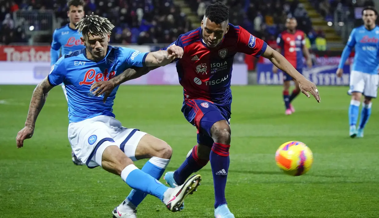 Bek Napoli, Kwvin Malcuit berusaha mengumpan bola dari kawalan pemain Cagliari, Dalbert pada pertandingan lanjutan Liga Serie A Italia di stadion Unipol Domus di Cagliari, Italia, Selasa (22/2/2022). Napoli bermain imbang atas Cagliari 1-1. (Alessandro Tocco/LaPresse via AP)