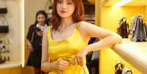 Mini dress berwarna kuning yang dikenakan Syifa menonjolkan siluet feminin dan memberikan sentuhan ceria yang khas musim semi.  [Dok/FIMELA/Adrian Utama P].