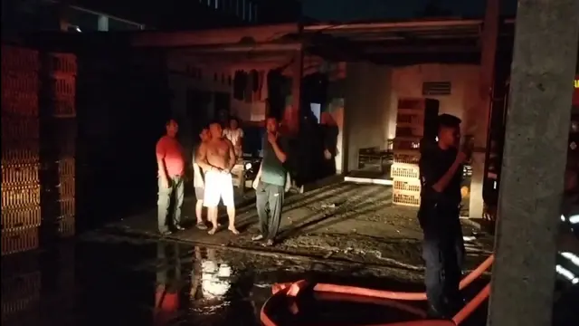 Mobil DPKP Kota Depok saat berusaha memadamkan api yang membakar rumah potong hewan di Pasar Cisalak, Depok.