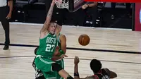 Pemain Boston Celtics, Daniel Theis (nomor 27), melalukan slam dunk pada saat melawan Toronto Raptors, Kamis (10/9/2020) WIB. (AP Photo/Mark J. Terrill)