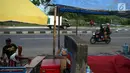 Suasana di salah satu warung dadakan di Jalur Pantura, Cirebon, Jawa Barat, Rabu (21/6). Menjelang puncak arus mudik Lebaran 2017, warga yang tinggal di dekat jalur Pantura membuat warung-warung dadakan. (Liputan6.com/Johan Tallo)