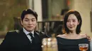 Potongan gambar yang baru dirilis menggambarkan anggota tim pemasaran termasuk Yoo Hee Yeon (Choi Gyu Ri) dan Yang Joo Ran (Gong Min Jung) berkumpul untuk memberi selamat kepada pasangan tersebut atas lamaran publik Park Min Hwan. (Foto: tvN via Soompi)