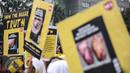 Sejumlah poster saat aksi damai Smoke Free Agent guna mensosialisasikan bahaya rokok di Bundaran HI, Jakarta, Minggu (5/6). Aksi tersebut bertujuan memberikan peringatan darurat pada pemerintah dalam masalah bahaya rokok. (Liputan6.com/Faizal Fanani)