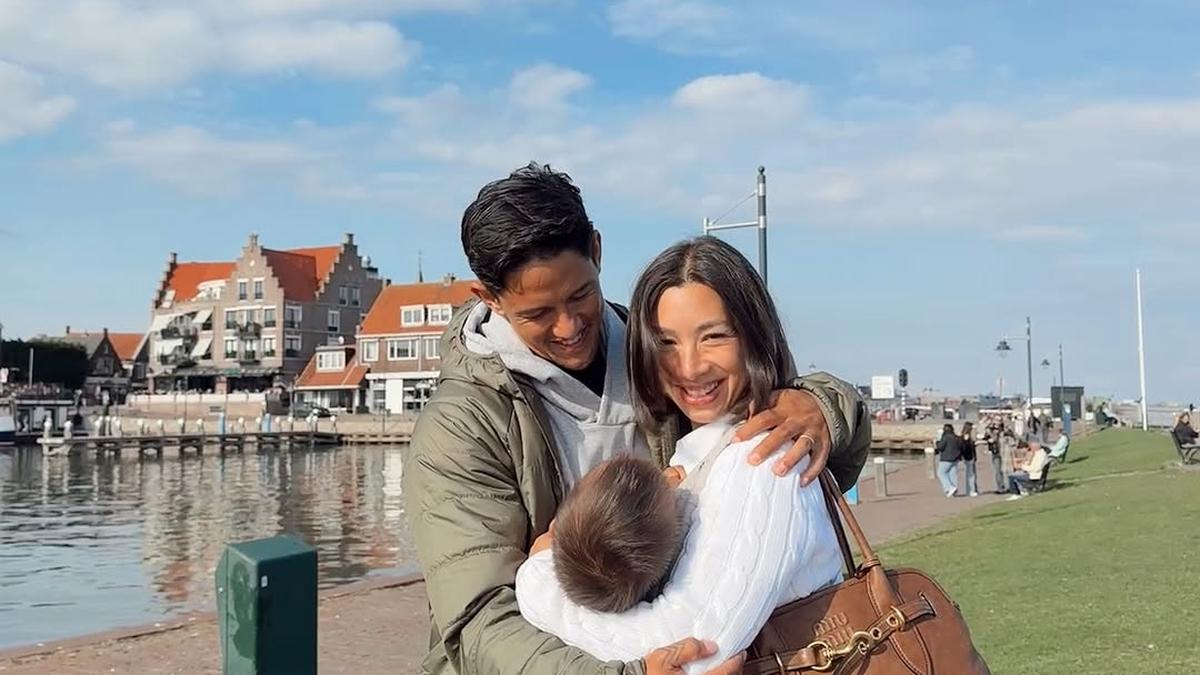 Definisi Couple Goals, Gaya Kompak Jennifer Bachdim dan Irfan Bachdim Momong Anak Saat Mudik ke Belanda