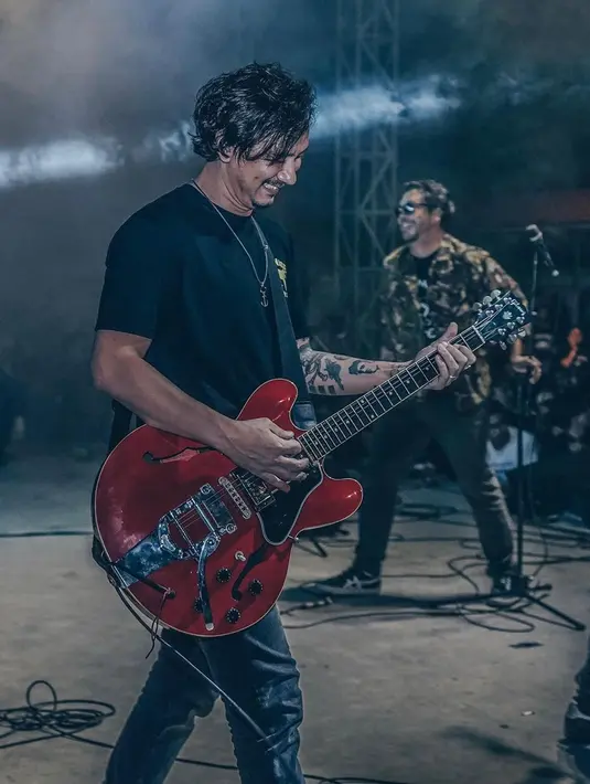 <p>"Persiapan tepokbulu 3 juli. &bull; karena @helvi.sj ku menjadi gitaris &bull; apa itu bass!?! Udah berat senar cuma empat! &bull; @erosscandra tengkiu strap nya yak lav ❤️ 📸ciamiks dari @aaanggaaa21," tulis Vincent dalam keterangan foto yang diunggah. (Instagram/vincentrompies)</p>
