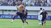 Pemain Persita Tangerang, Ahmad Nur Hadianto (kiri) melakukan selebrasi setelah mencetak gol kemenangan ke gawang PSBS Biak dalam laga BRI Super League 2025/2026 di Indomilk Arena, Tangerang, Banten, Senin (16/02/2026). (Bola.com/M Iqbal Ichsan)