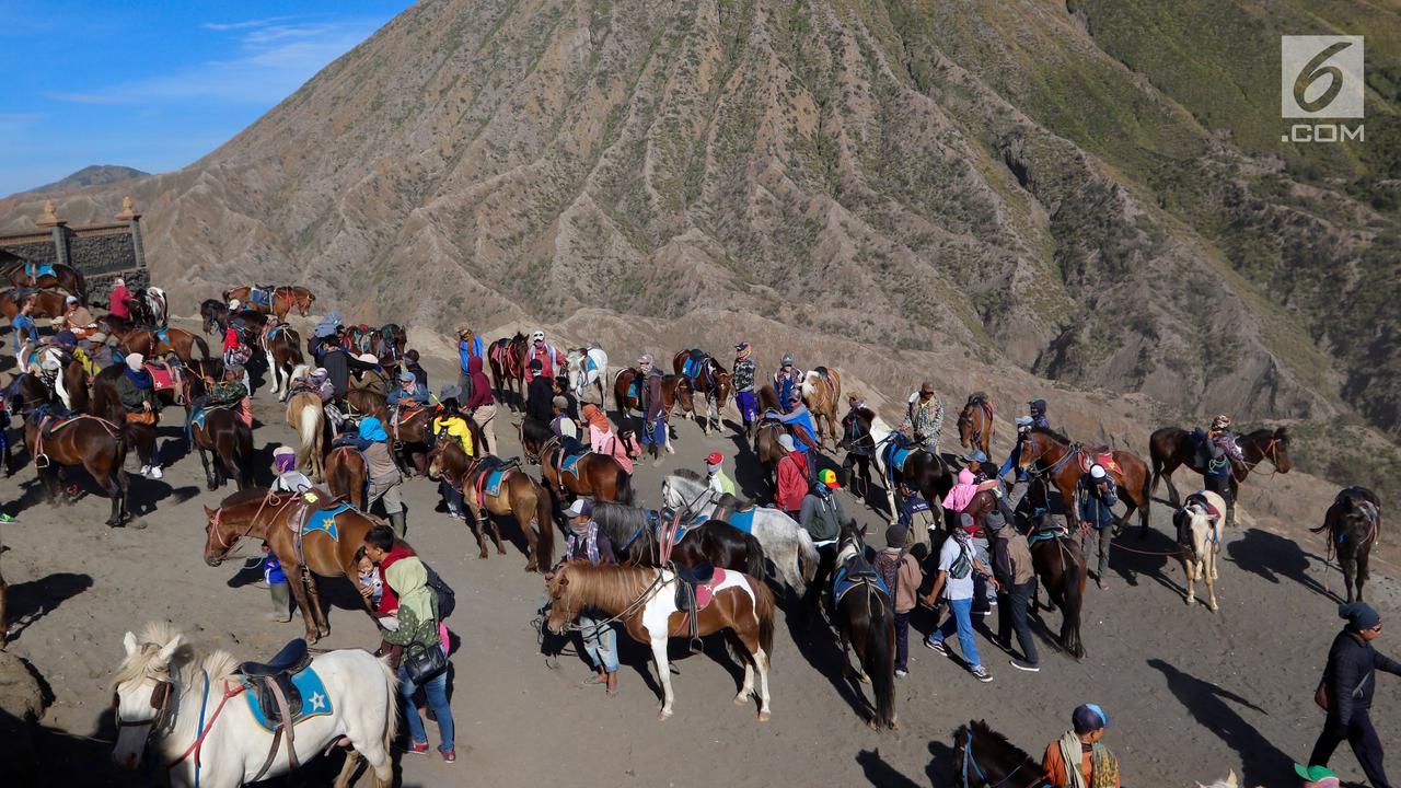PHOTO: Berpetualang di Gunung Bromo dengan Joki Berkuda
