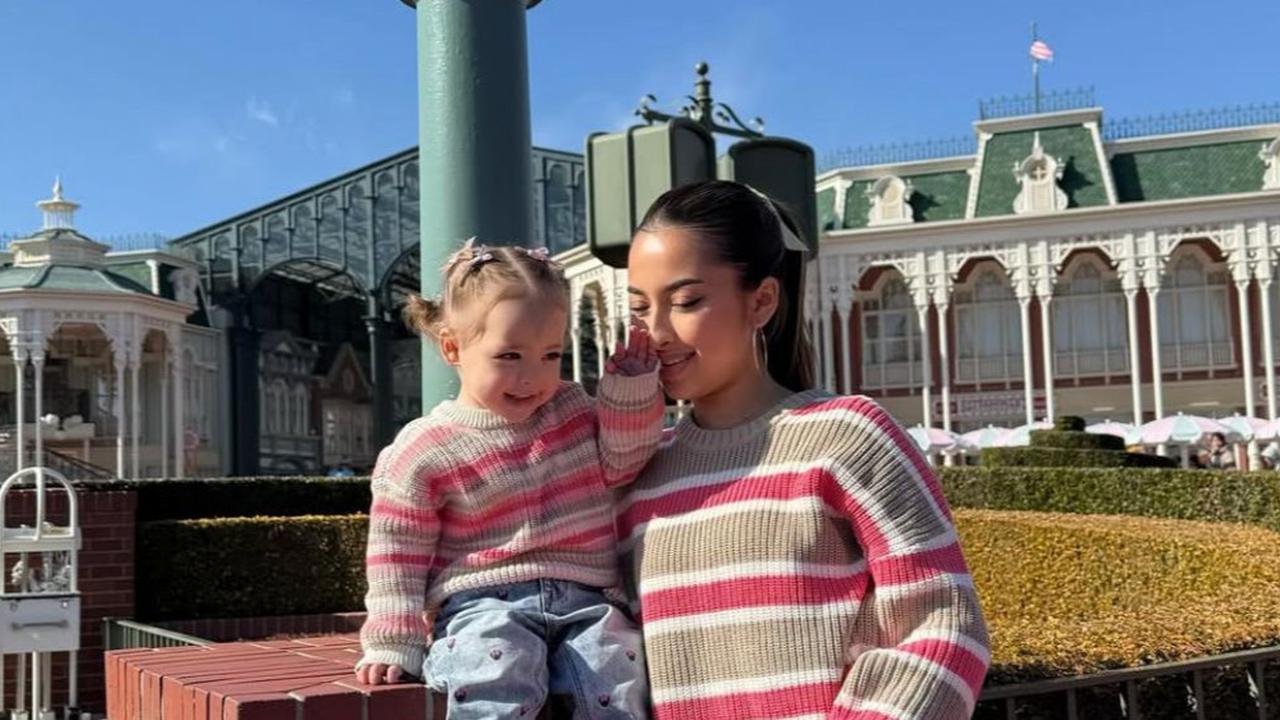 Kenakan Outfit Kembar, Pose-Pose Polos Baby Kamari Saat Diajak Jennifer Coppen Liburan ke Jepang Bikin Gemas