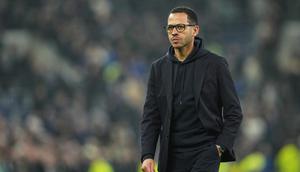 Pelatih Chelsea, Liam Rosenior, meninggalkan lapangan setelah pertandingan Liga Inggris melawan Everton di Hill Dickinson Stadium, Inggris, Minggu (22/3/2026) dini hari WIB. (AP Photo/Jon Super)