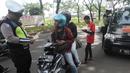 Anggota Satlantas Polres Tangerang Selatan memeriksa kelengkapan surat saat razia pajak kendaraan di Jalan BSD, Tangerang Selatan, Kamis (24/1). Razia juga untuk meningkatkan tertib lalu lintas dan disiplin pengendara bermotor. (Merdeka.com/Arie Basuki)