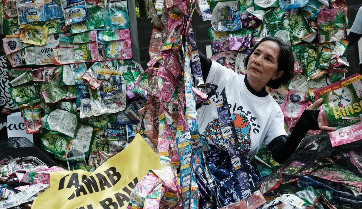 Unjuk rasa ini bagian dari aksi "Kembali ke Pengirim" yang dilakukan aktivis Greenpeace Indonesia. (Yasuyoshi CHIBA/AFP)