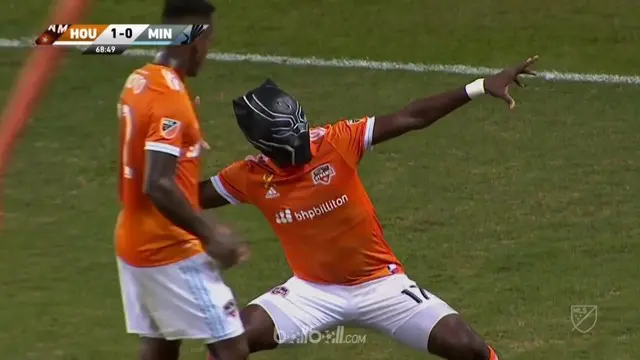 Berita video striker klub MLS Houston Dynamo, Alberth Elis, selebrasi gol dengan topeng Black Panther. This video presented by BallBall.