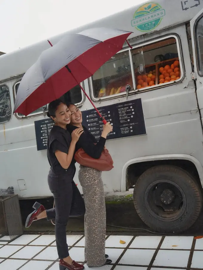 Naik Angkot Tetap Slay, Gaya Kompak Serba Hitam Duo Kakak-Adik Nikita Willy dan Winona Willy Saat Kulineran di Bandung